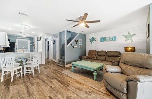 Bel Air House | Pet-friendly escape steps from the Gulf