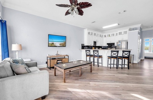 El Centro Beach House | ☀️Pet Friendly | Pool | Walk to Beach Access | Livin' La Villa Loca☀️
