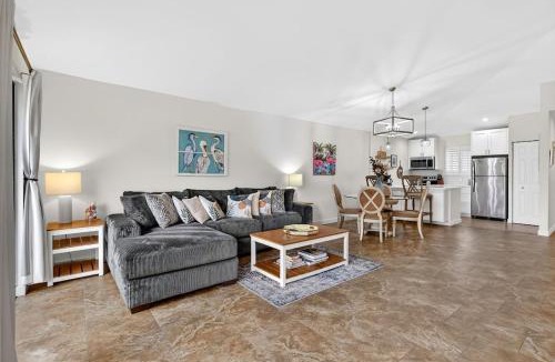 Palm Beach Gardens Apartment | Pet Friendly-Walk to PGA Resort