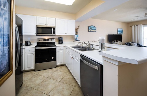 Fort Walton Beach Condo | PI 412: Island Oasis - Enjoy a splashing good time at this beachfront condo!