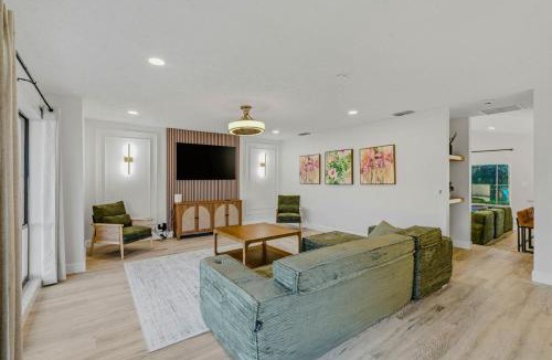 Greater Northdale House | Pickleball ON GOLF Course Heated Pool Renovated Home, 3 bedrooms, 2 baths
