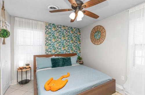 Fort Walton Beach House | Pickleball Pets Ping-Pong Fire Pit 2m to Beach