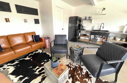 Marfa Apartment | Pik-Pak B - "Service Station" (Two Bedroom Suite)