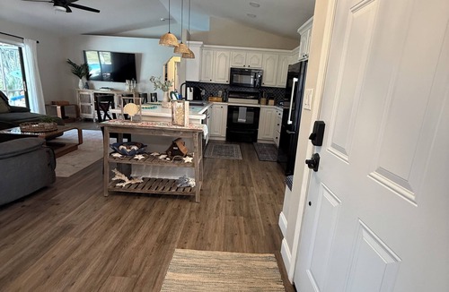 Interchange Square House | Pineapple Cottage. Cozy Pool Home conveniently located. Pet friendly !