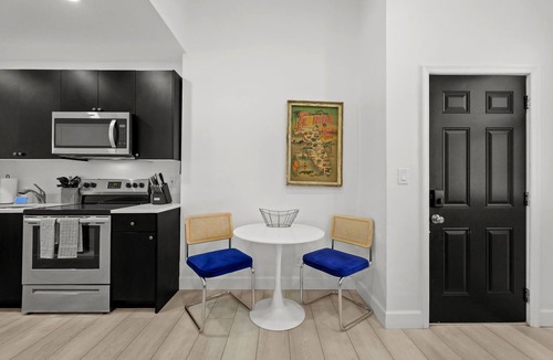 Gillespie Park Apartment | Pineapple Paradise - 2 Units - 13 min to Beach