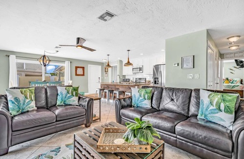 Marathon House | Pineapple Sea Shack: 60' Dock, Tiki Hut, Swim Spa, Kayaks, Paddleboards & Pets