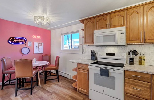 Cimarron Hills Apartment | Pink Panther Parlor - Cozy 2-BR w/Mountain Views, King Bed & Pet-Friendly Yard