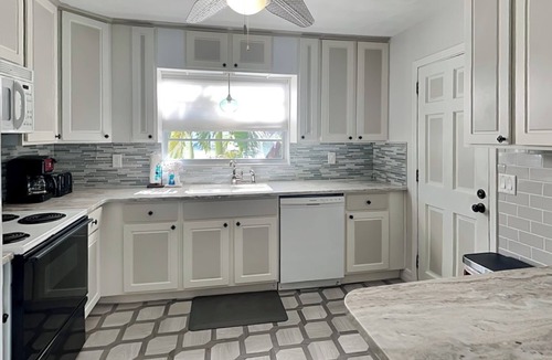 Plaza Shores House | Plaza Cottage | One Block from the Beach and Close to all Activities!