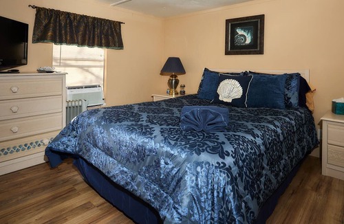 Homosassa House | Pleasant Days Bb Scallop Room
