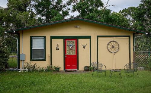 Homosassa House | Pleasant Days Lodging Southwest Cottage