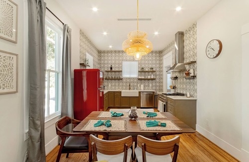 Galveston House | Pleasure Pier Stylish Stay Near Beach | Games BBQ