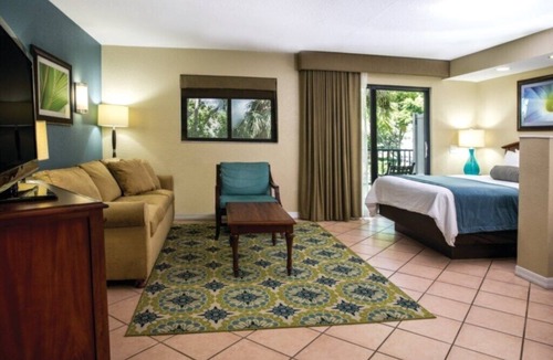 Survey Creek Apartment | Pompano Beach | Couples Golf Getaway | Pool + Golf