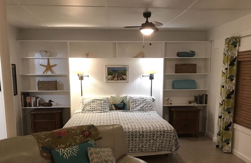 East End Cottage | “POMPANO” Beach studio. Lovely Couple's Getaway…..Steps to beach