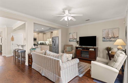 Saint Simons Island House | Pond-Side Retreat | Pool | Bikes | Beach Chairs & Wagon | Patio w/Grill | Clean & Bright End Unit