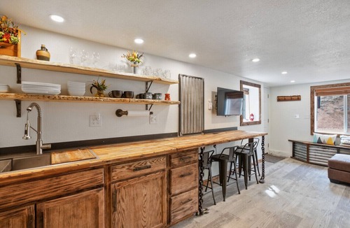 Florissant Apartment | Ponderosa Mtn. Suite - Hiking, Rustic Charm, Ski Central