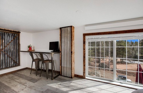 Florissant Apartment | Ponderosa Mtn. Suite - Hiking, Rustic Charm, Ski Central