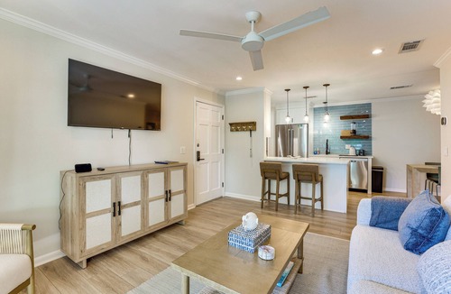 Demere Park Condo | Pool Access! St Simons Island Getaway w/Balcony