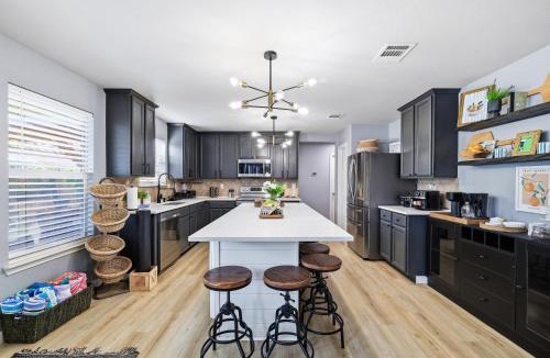 West San Antonio House | Pool Escape Nr Sea World Hot Tub BBQ Pool Table