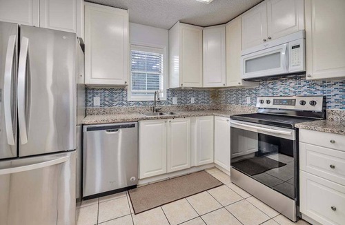 Saint Simons Island Condo | Pool, Fitness Center and close to many eateries!