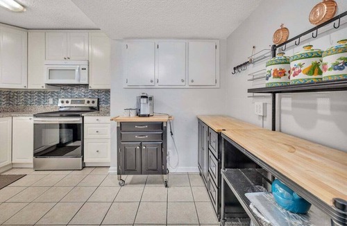 Saint Simons Island Condo | Pool, Fitness Center and close to many eateries!