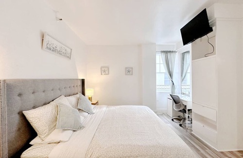 South of Fifth Bed & Breakfast | Pool & Jacuzzi! Walk to beach, South Point Pier,