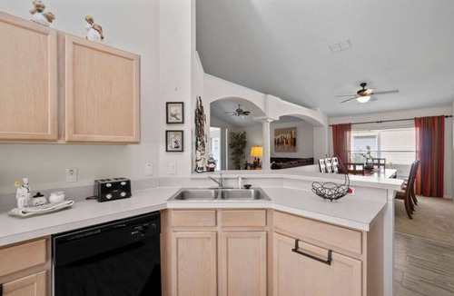 Eagle Pointe South House | Pool Oasis, 20 mins to Disney, Close to Shops