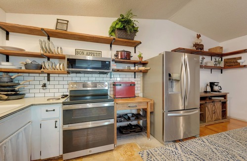 Palm Harbor Apartment | Pool & Patio Access: Breezy Getaway in Palm Harbor
