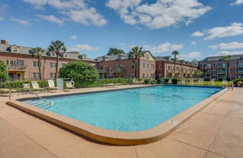 Southbank House | Poolside Fun! Waterfront Gem Near San Marco Square