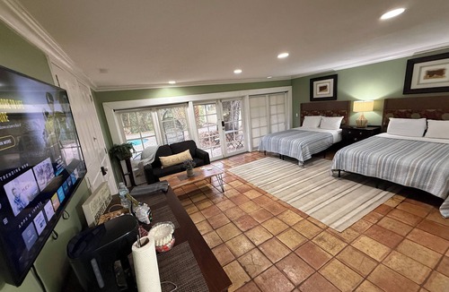Old Seminole Heights Bed & Breakfast | Poolside Guest Suite in Mansion with Private Entrance & Bathroom. 4 Guest Max