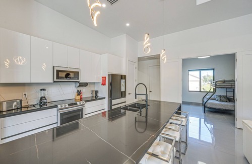 Mariner House | Poolside Lounge w/Bar & Kitchen: Cape Coral Home