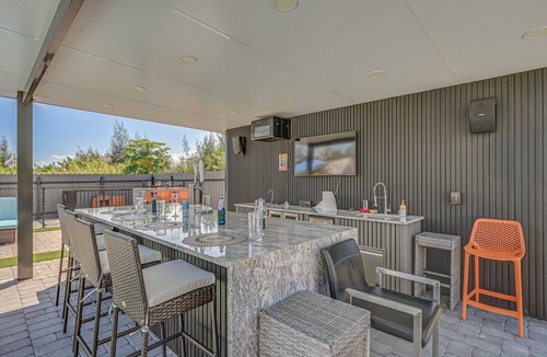 Mariner House | Poolside Lounge w/Bar & Kitchen: Cape Coral Home