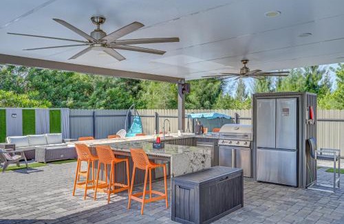 Mariner House | Poolside Lounge w/Bar & Kitchen: Cape Coral Home