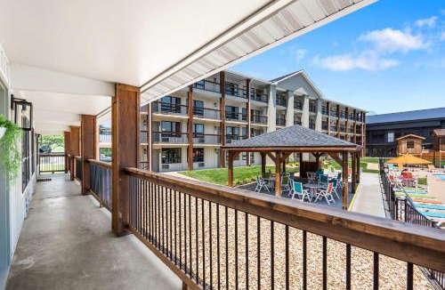 Downtown Branson House | Poolside Near the Landing For 2