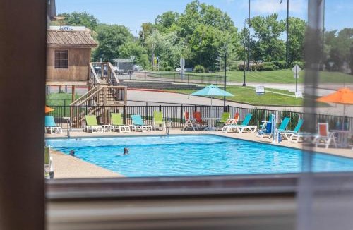 Downtown Branson House | Poolside Near the Landing For 2