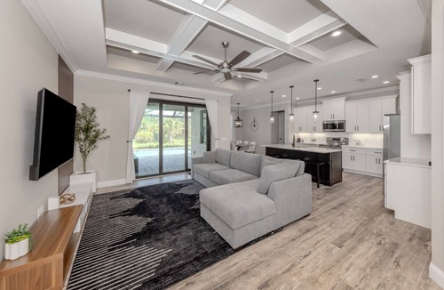 Port Charlotte House | Poolside Palms Getaway near Fisherman`s Village
