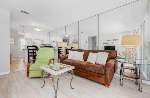 Holiday Isle Apartment | Poolside Villas 209