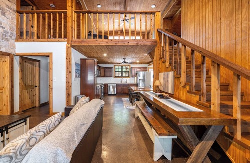 Gordonville House | Pottsboro Lodge - Sleeps 15 - Hot Tub & Patio