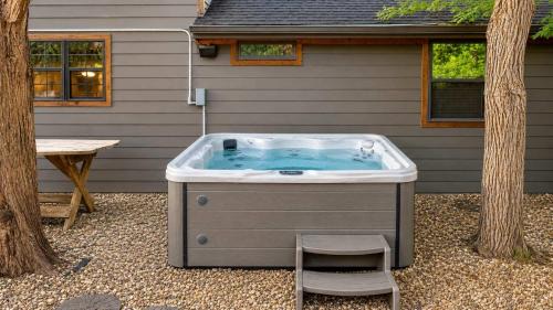 Gordonville House | Pottsboro Lodge - Sleeps 15 - Hot Tub & Patio