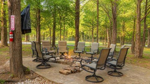 Gordonville House | Pottsboro Lodge - Sleeps 15 - Hot Tub & Patio