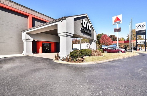 Jacksonville Apartment | Premium King Bed|Jacksonville AR