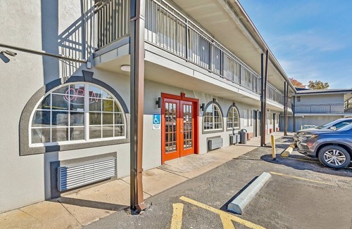 Shreveport Apartment | Premium King Bed Smoking