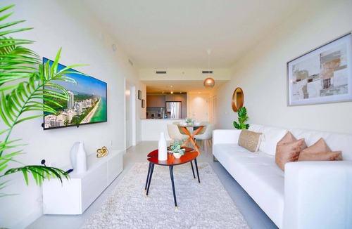 Doral Condo | Prime Doral Location | Pool & Gym