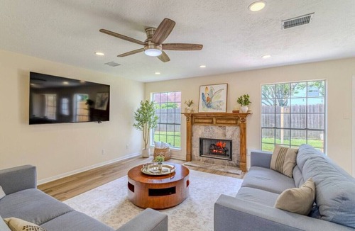 Sugar Land House | Prime Houston-Suburb Stay | Mins to Hwy 6, 99 & 59