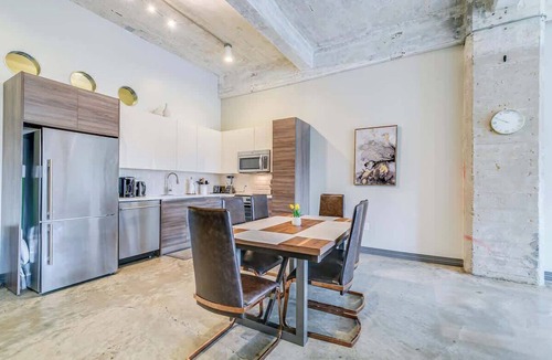 Downtown Dallas Apartment | Prime Walkable Dallas Loft w/Pool + Valet