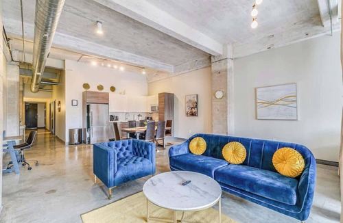 Downtown Dallas Apartment | Prime Walkable Dallas Loft w/Pool + Valet