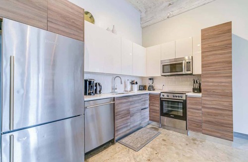 Downtown Dallas Apartment | Prime Walkable Dallas Loft w/Pool + Valet