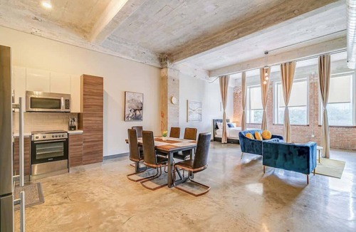 Downtown Dallas Apartment | Prime Walkable Dallas Loft w/Pool + Valet