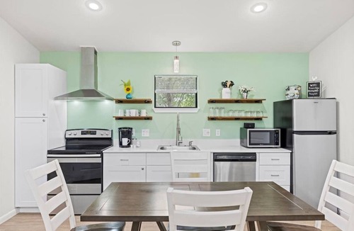 Fredericksburg House | Primrose with Hot Tub