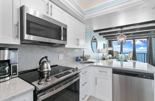 Marco Island Condo | Pristine Cozy Beachfront Penthouse Condo SW1702: Full Reno-best location