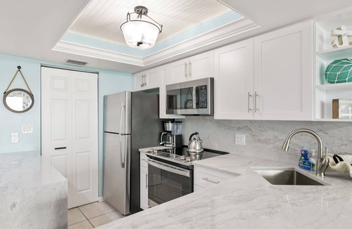 Marco Island Condo | Pristine Cozy Beachfront Penthouse Condo SW1702: Full Reno-best location